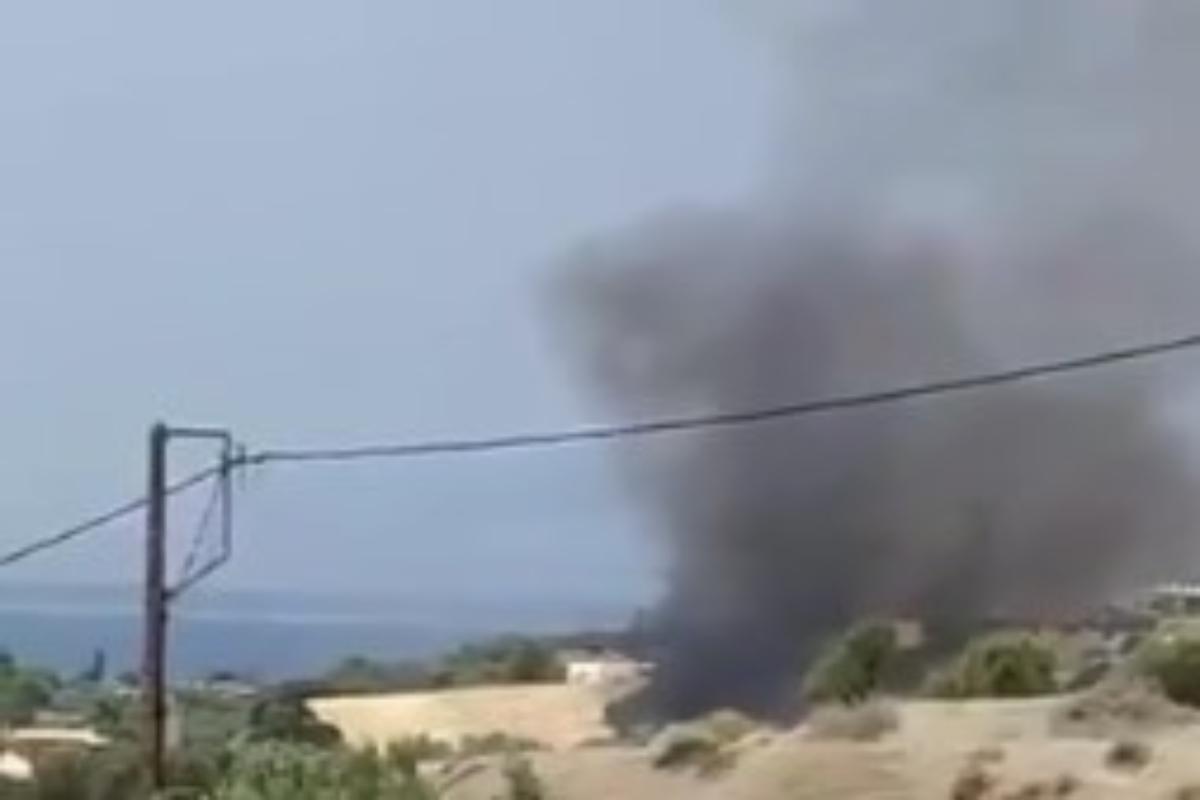 Φωτιά στο Αλεποχώρι, στο πόδι η Πυροσβεστική – Οι πρώτες εικόνες