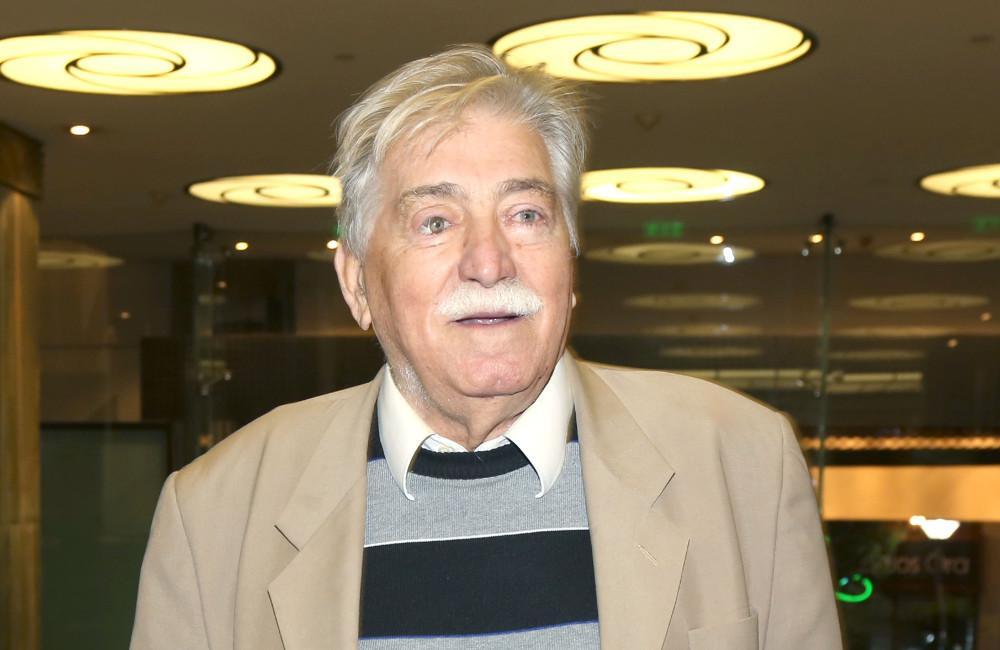 Ανέστης Βλάχος: Συνεχίζεται το θρίλερ με τη διαθήκη του ηθοποιού – Ο γιος του κατέθεσε μήνυση για απάτη και πλαστογραφία [βίντεο]