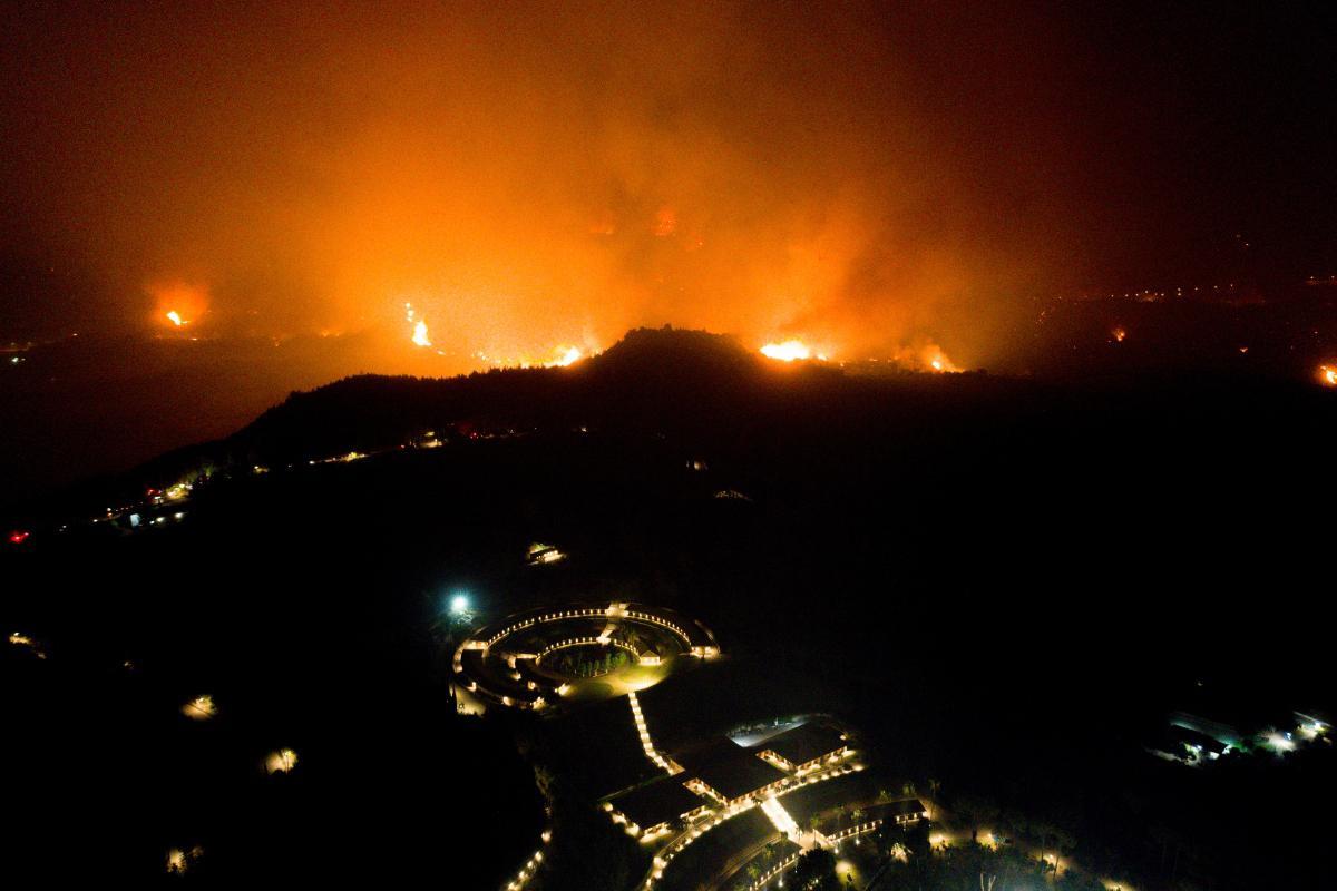 Φωτιά στην Αρχαία Ολυμπία: Ολονύχτια μάχη με τις φλόγες – Μία ανάσα πριν τον αρχαιολογικό χώρο το μέτωπο