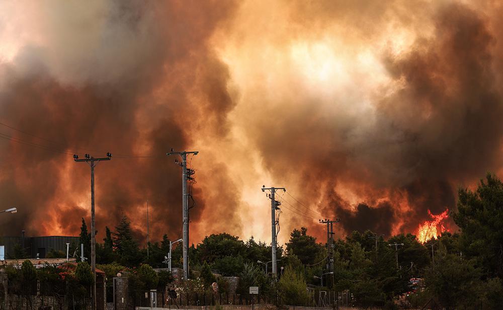 Πύρινη κόλαση στην Αττική: Μαίνεται η μάχη με τις φλόγες