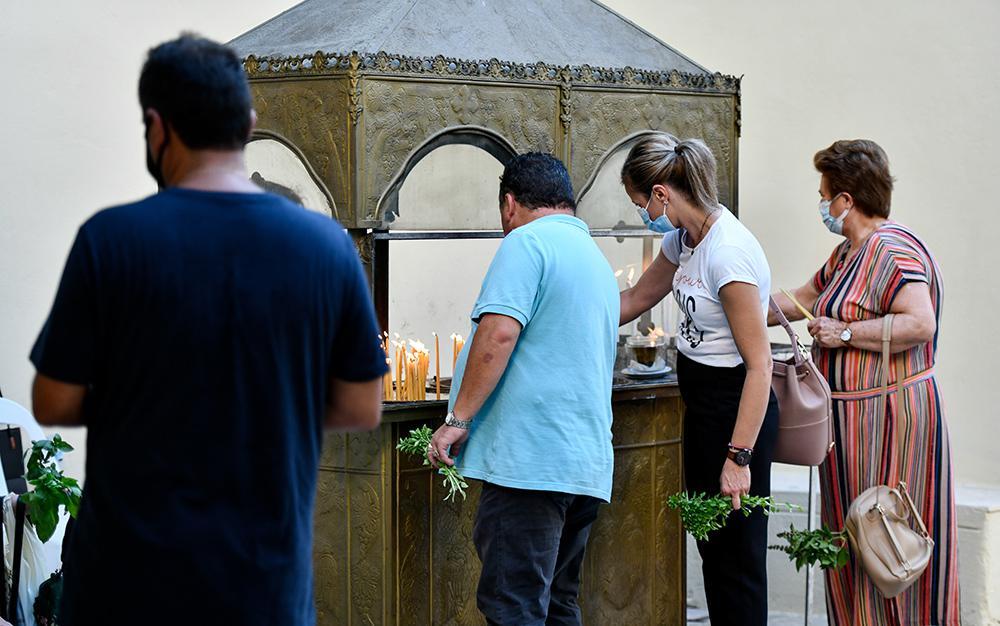 Δεκαπενταύγουστος - Κέρκυρα: Αμέτρητες σούβλες με αρνιά στους δρόμους τους νησιού