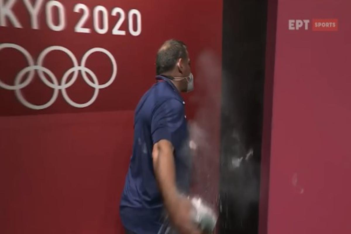 Πύρρος Δήμας: Έξαλλος ο πρώην Ολυμπιονίκης – Κοπάνησε τα χέρια του στον τοίχο