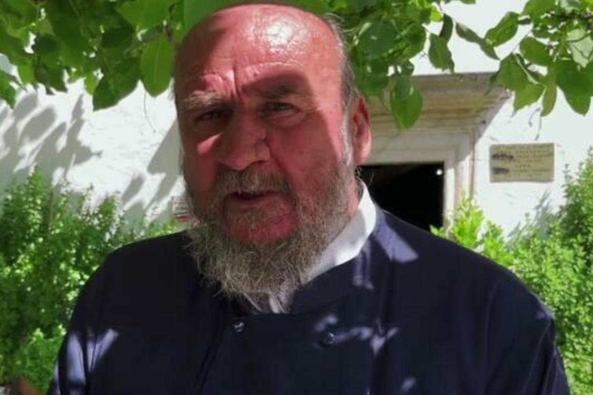 Κρήτη: Ιερέας μετέτρεψε την εκκλησία σε εμβολιαστικό κέντρο και δέχεται «βροχή» από υβριστικά μηνύματα [βίντεο]