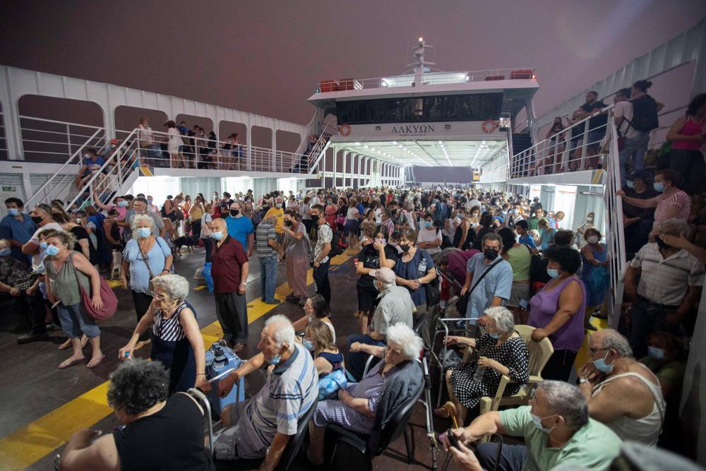 Λιμενικό: 350 άτομα απεγκλωβίστηκαν από το Πευκί Εύβοιας με φέρυ μποτ