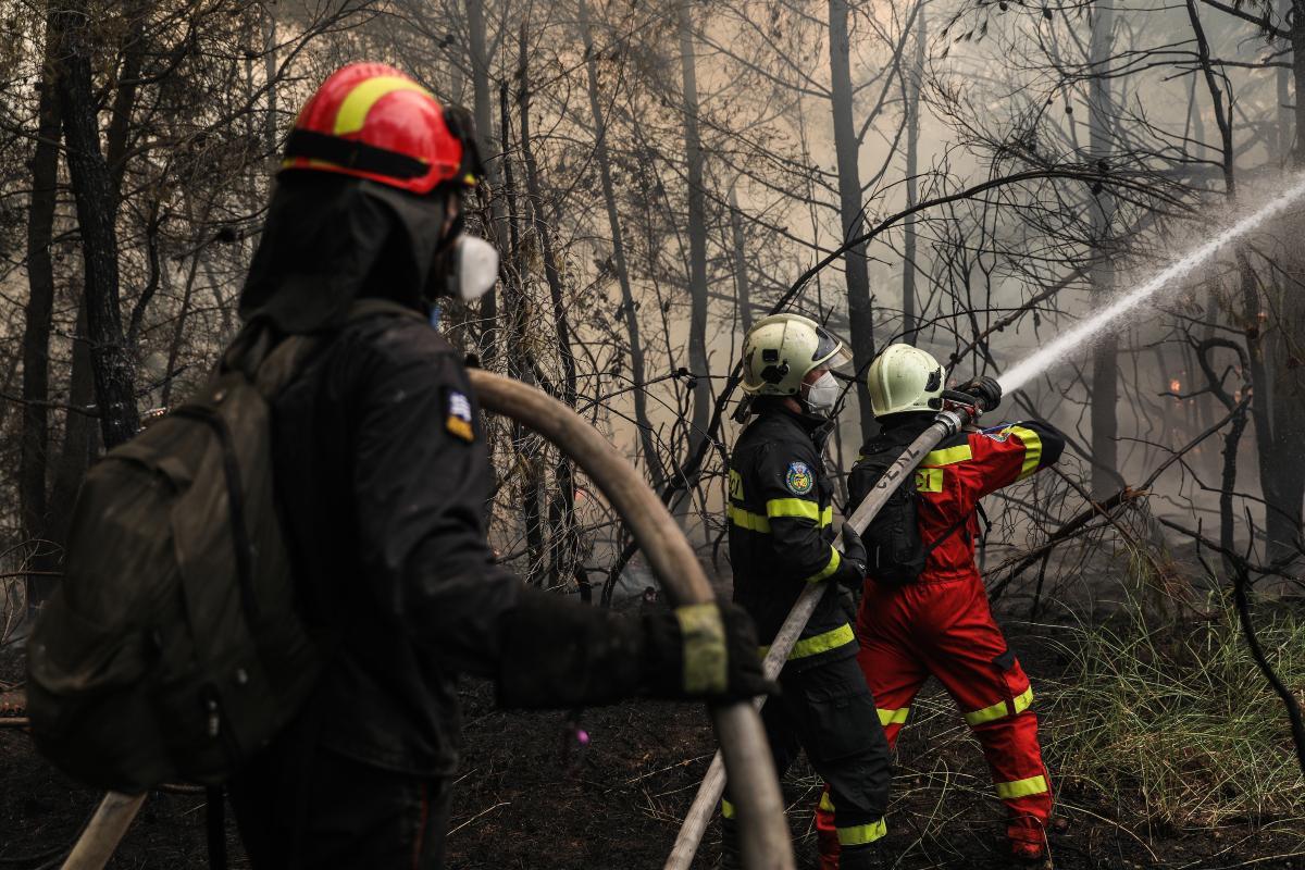 Φωτιά στην Αρκαδία: Δύο πυροσβέστες με αναπνευστικά προβλήματα – Ένας πυροσβέστης στο νοσοκομείο με εγκαύματα