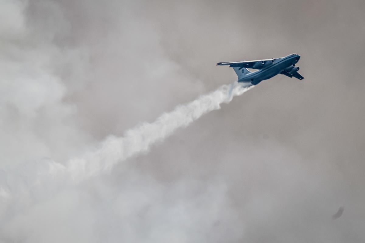 Φωτιά: Το ρωσικό Ιλιούσιν εν δράσει – Δείτε να κάνει ρίψη 49 λίτρων νερού στην «καρδιά» του πύρινου μετώπου [βίντεο]