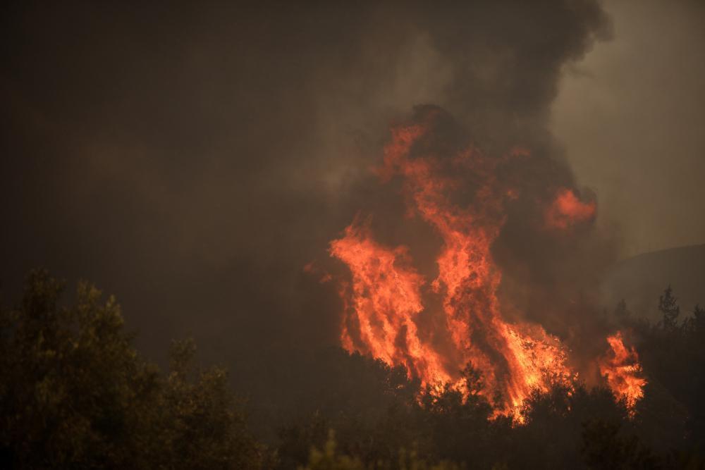 Φωτιά στη Βαρυμπόμπη: Προληπτική μεταφορά αντικειμένων από το Τατόι