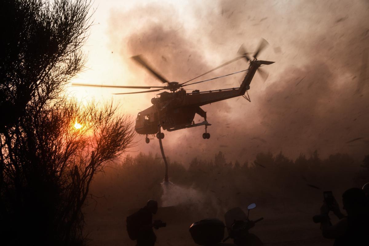 Φωτιά στη Δροσοπηγή: Εικόνες «Αποκάλυψης» στις Αφίδνες – Καίγονται σπίτια