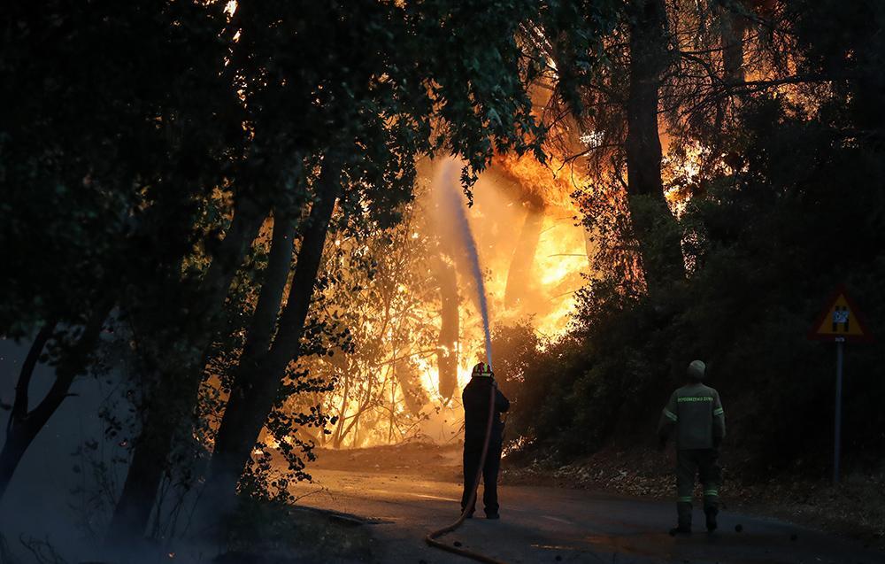 Φωτιά στην Βαρυμπόμπη: Συνεχίζεται η μάχη - Ξεκίνησαν τα εναέρια μέσα