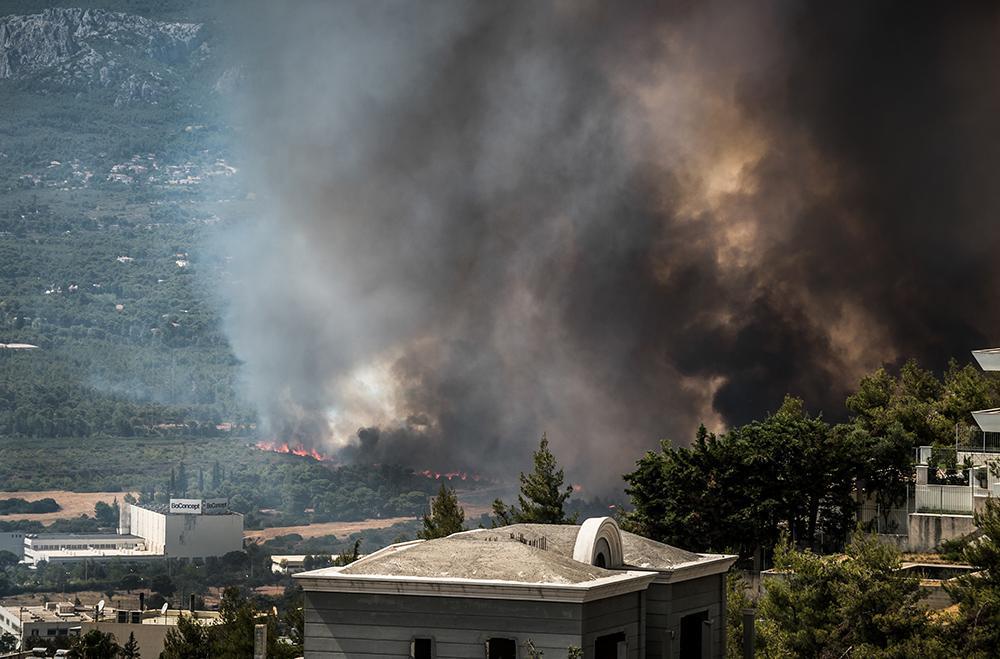 Φωτιά στη Βαρυμπόμπη: Αποπνικτική η ατμόσφαιρα - Μέτρα προστασίας