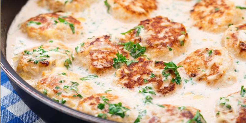 Ο Δημήτρης Σκαρμούτσος φτιάχνει υπέροχα κεφτεδάκια κοτόπουλου με σάλτσα, που ταιριάζουν μοναδικά με τηγανητές πατάτες.