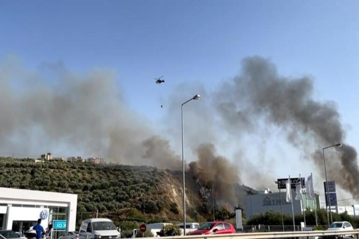Φωτιά στην Αττική: Ολική διακοπή στην εθνική οδό από Αθήνα μέχρι Κάστρο Βοιωτίας