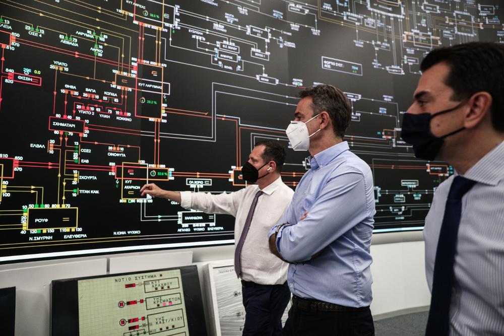 Στο Ενιαίο Συντονιστικό Κέντρο Επιχειρήσεων ο Κυριάκος Μητσοτάκης