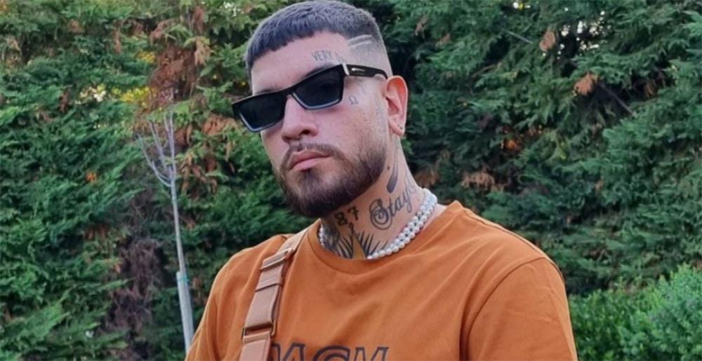 Snik: Φλεξάρει παπούτσια «Μπασόκ» με πράσινο ήλιο και «λεφτά υπάρχουν»