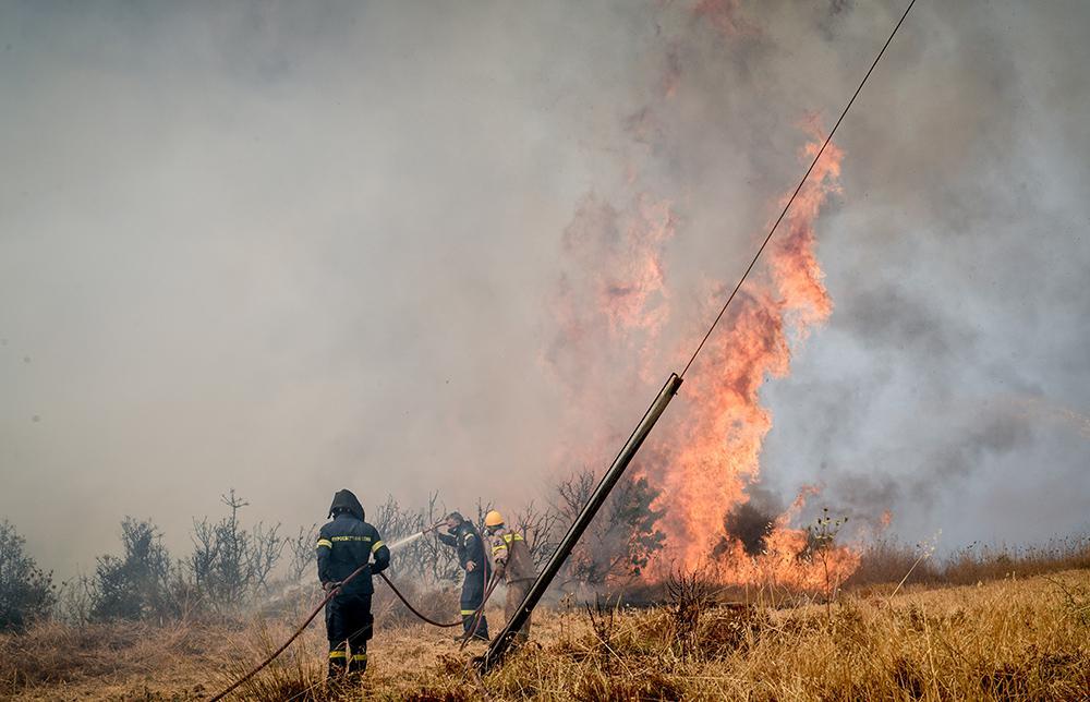 Προς την Πετρούπολη η φωτιά από τα Άνω Λιόσια - Πυρκαγιά στο Σούνιο