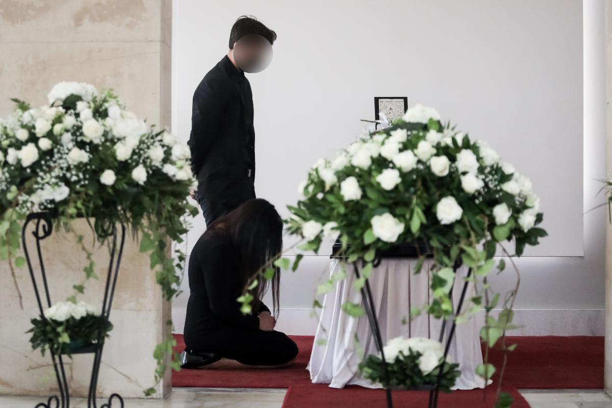 Άκης Τσοχατζόπουλος: Συντετριμμένη δίπλα στο φέρετρο η Βίκυ Σταμάτη – Δίπλα της ο γιος της