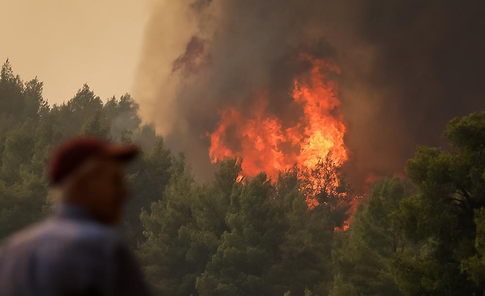 Η φωτιά από ένα μπαλκόνι στην Ιστιαία