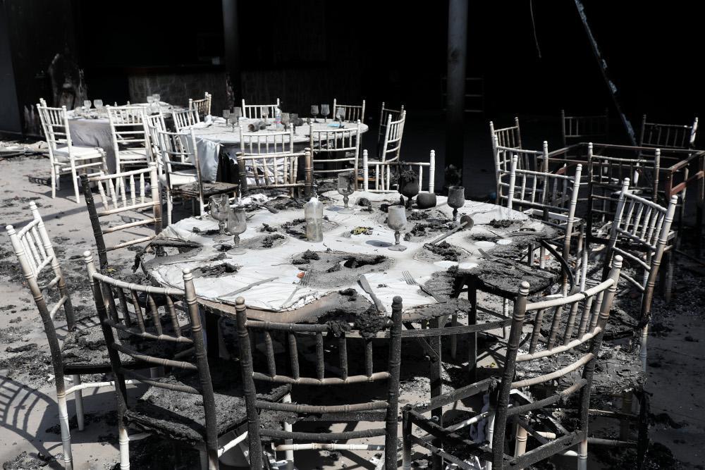 Φωτιά στην Βαρυμπόμπη: 77 οι πληγείσες επιχειρήσεις