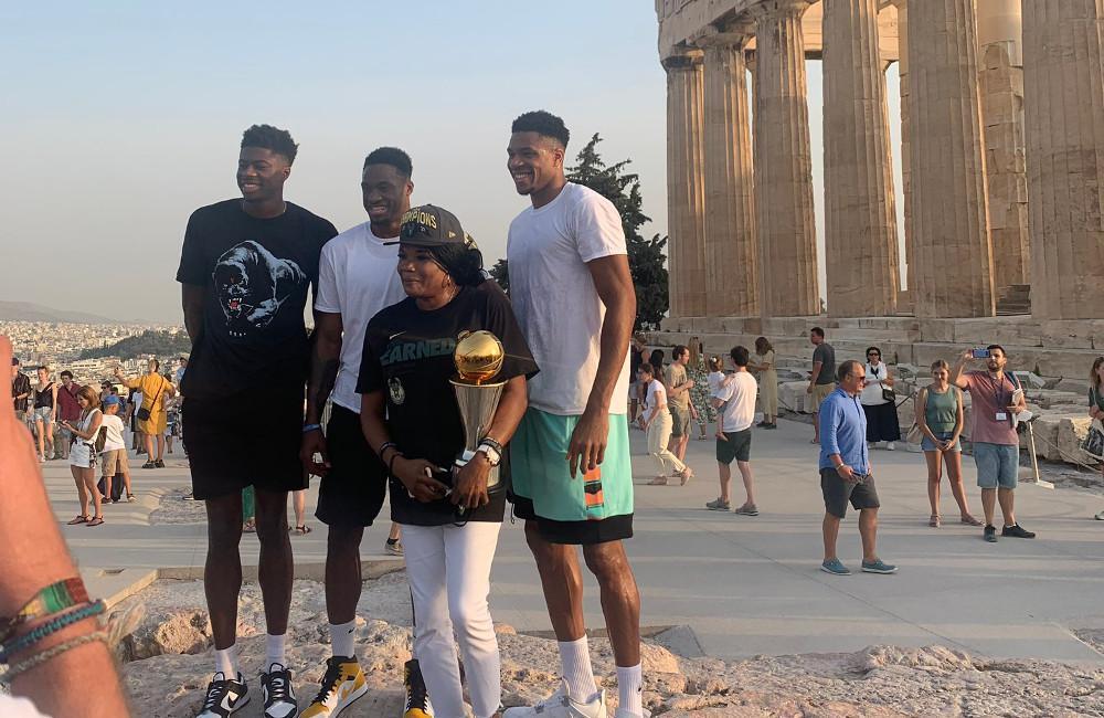 Στην Ακρόπολη με την κούπα του ΝΒΑ ο Γιάννης Αντετοκούνμπο