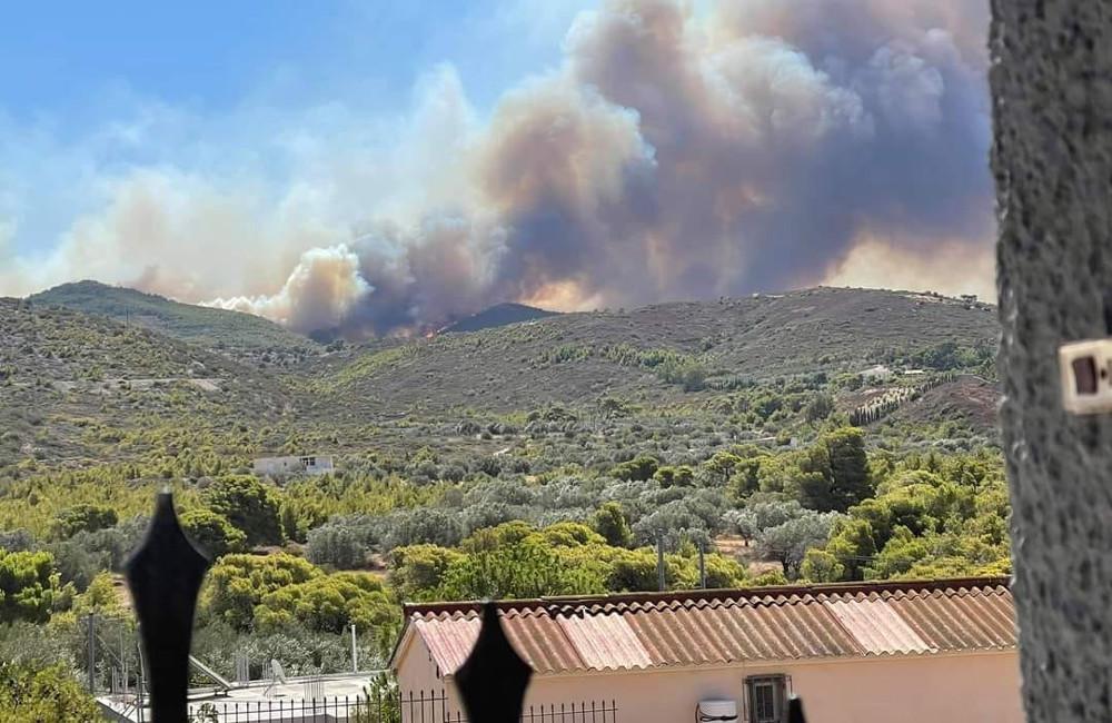 Φωτιά στα Βίλια: Εκκενώνονται και οι οικισμοί Αγία Παρασκευή και Κρύο Πηγάδι