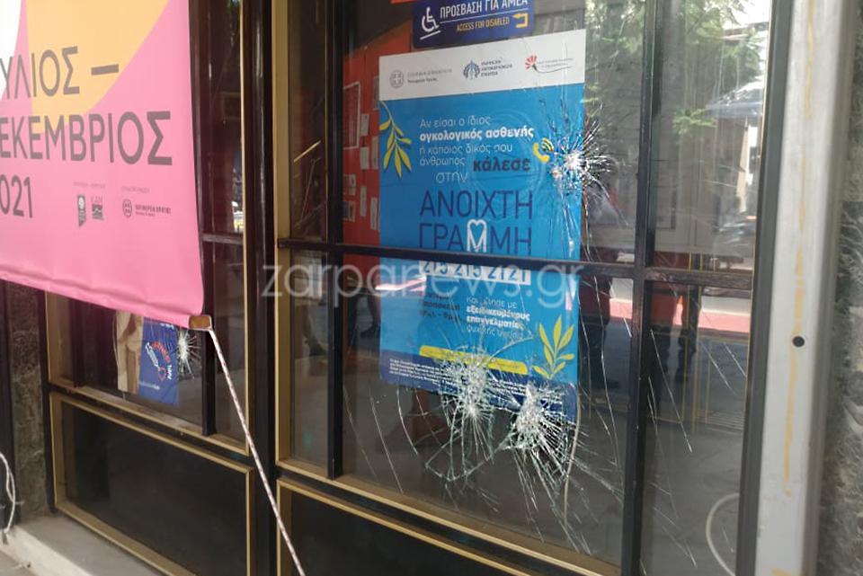 Χανιά: 50χρονη σε έξαλλη κατάσταση «κατέβασε» τη τζαμαρία του δημαρχείου