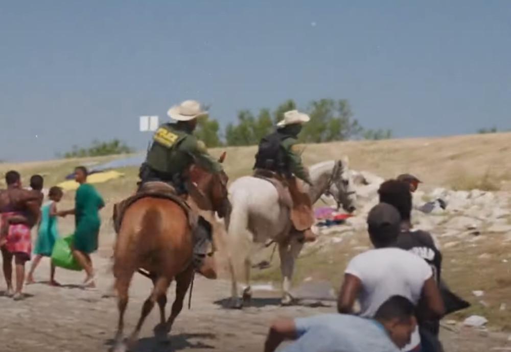 ΗΠΑ: Έφιπποι συνοριοφύλακες κυνηγούν μετανάστες στον Ρίο Γκράντε