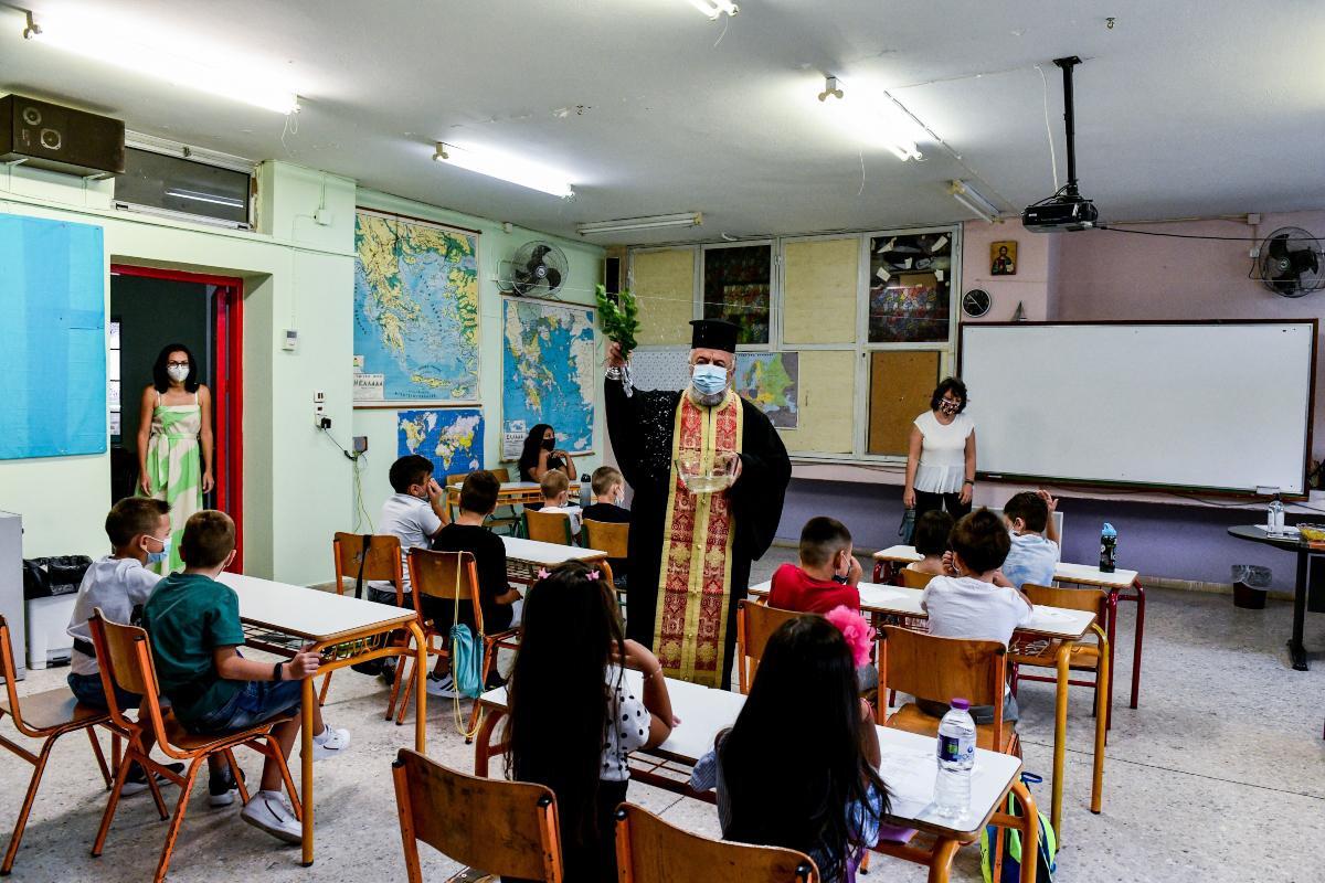 Κρήτη: Ο αγιασμός ήταν επεισοδιακός – Γονείς με χειροπέδες επειδή πήγαν το παιδί τους στο σχολείο χωρίς self test