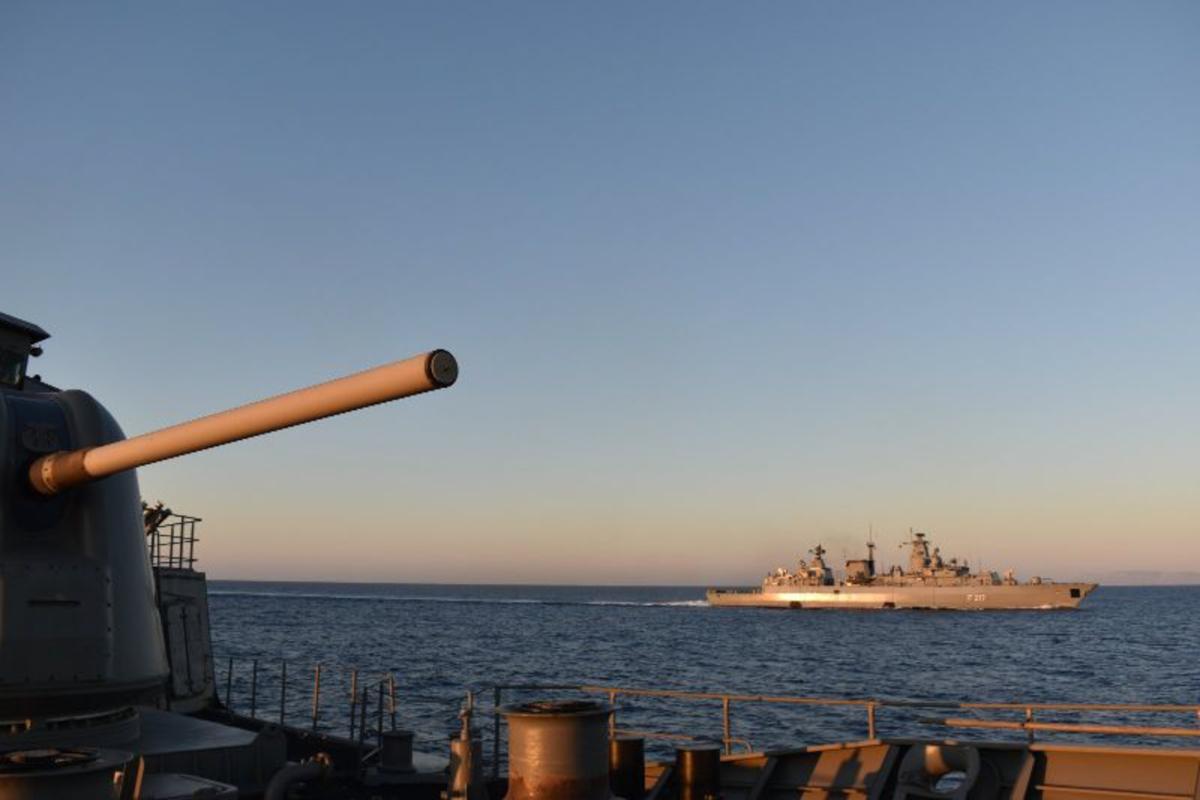 Ένταση στο Αιγαίο: Συνεχίζουν τις προκλήσεις οι τουρκικές φρεγάτες ανοιχτά της Κρήτης – Διαψεύδει το ΓΕΕΘΑ ότι παραβίασαν τα χωρικά ύδατα