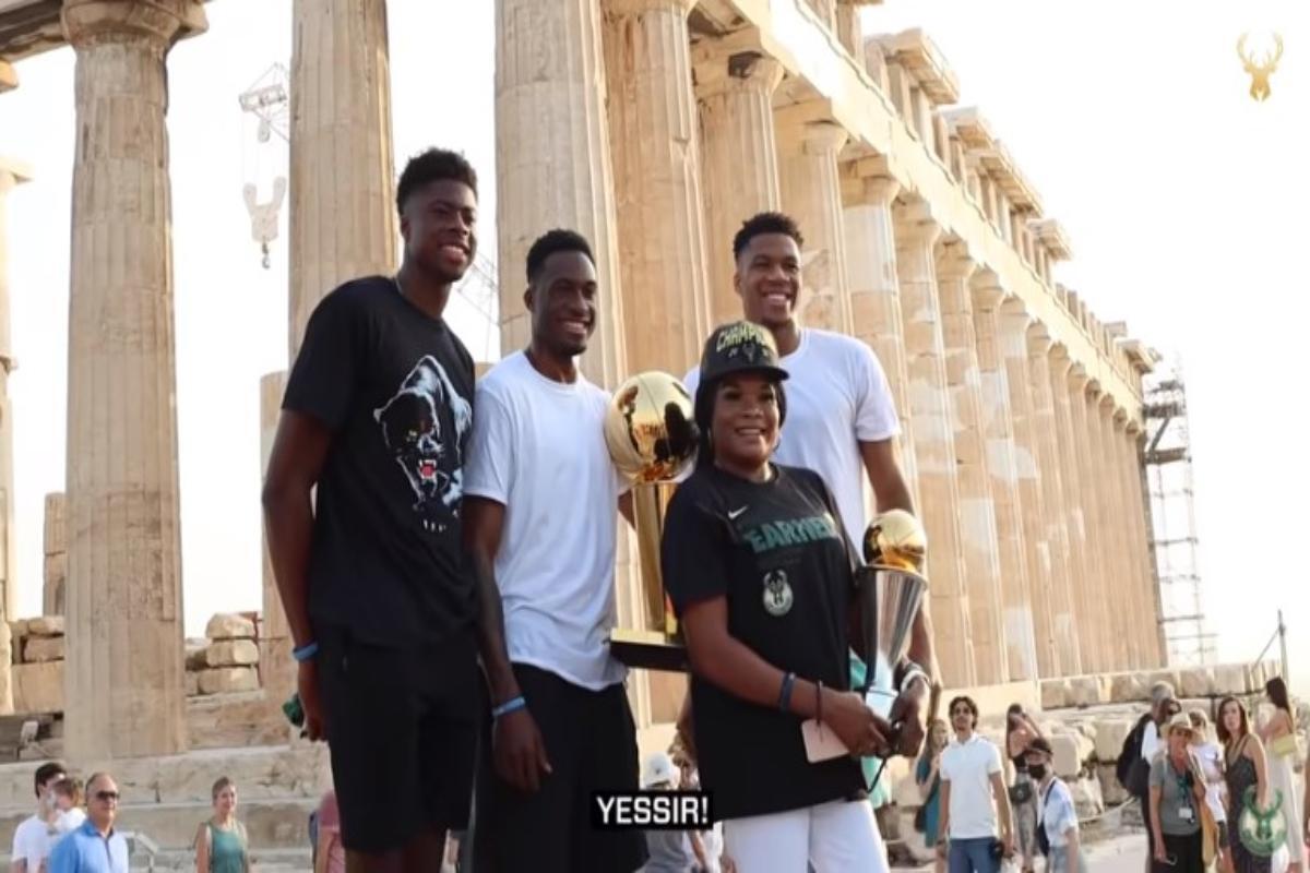 Οι Μπακς τιμούν τα αδέρφια Αντετοκούνμπο – Δείτε το 9λεπτο βίντεο από την επίσκεψη στην Ακρόπολη