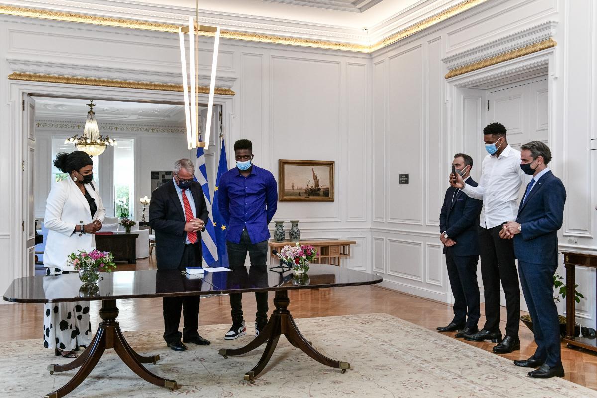 Γιάννης Αντετοκούνμπο: Στο Μαξίμου ο MVP - Πολιτογραφήθηκαν Έλληνες η μητέρα κι ο αδερφός του