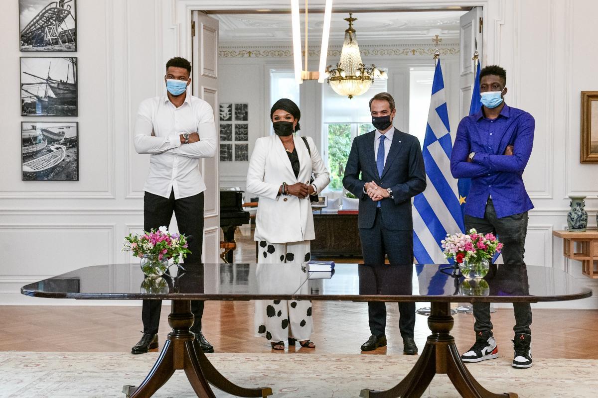 Γιάννης Αντετοκούνμπο: «Πάντα νιώθαμε Έλληνες» - Η ευχή του Μητσοτάκη που συγκίνησε τον MVP