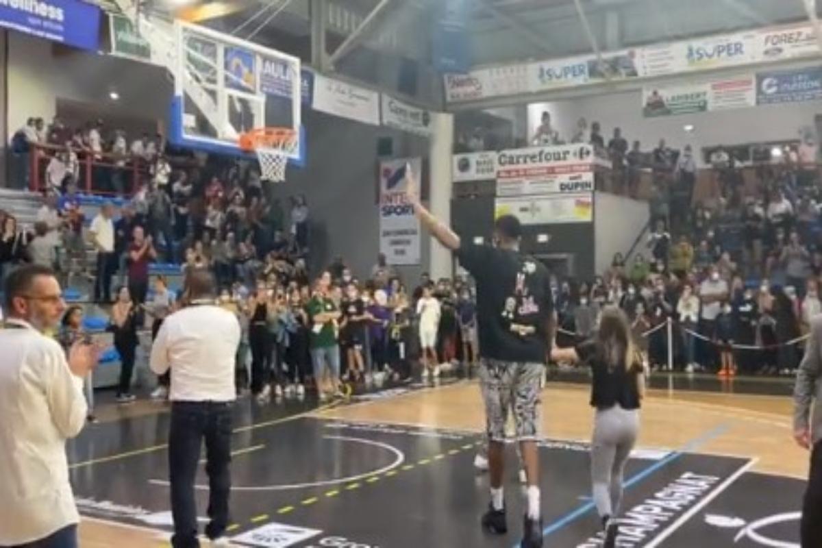 Γιάννης Αντετοκούνμπο: Υποδοχή «βασιλιά» στη Γαλλία – Πήγε να δει τον αδερφό του και αποθεώθηκε [βίντεο]