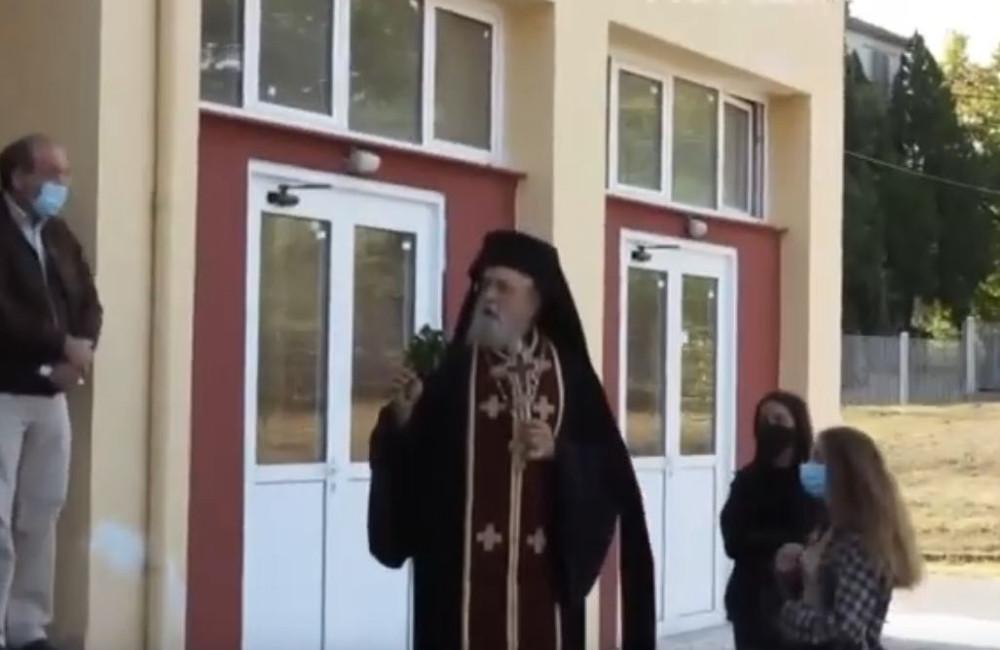 Αμύνταιο: Επεισοδιακός αγιασμός - Να κρατάω τον σταυρό και να φοράω μάσκα;