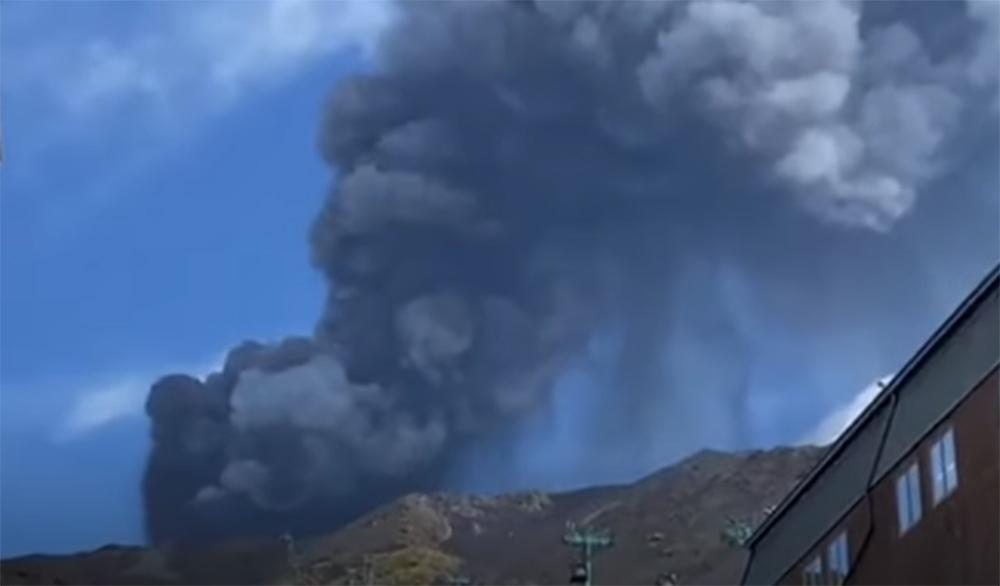 Ιταλία: Η Αίτνα «ξυπνά» και πάλι – Καπνός και μικρή ποσότητα λάβας