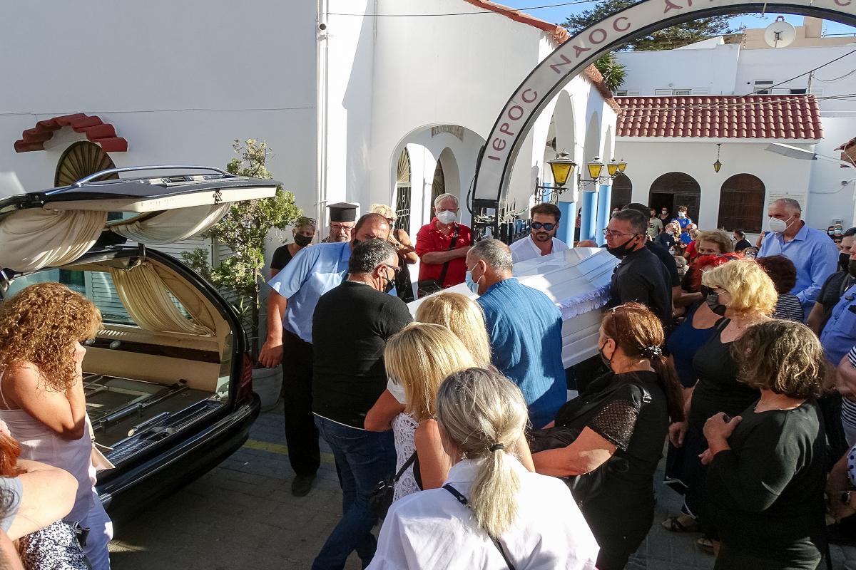 Ρόδος: Το τελευταίο αντίο στην αδικοχαμένη Δώρα – Την αποχαιρέτησαν ντυμένοι στα άσπρα