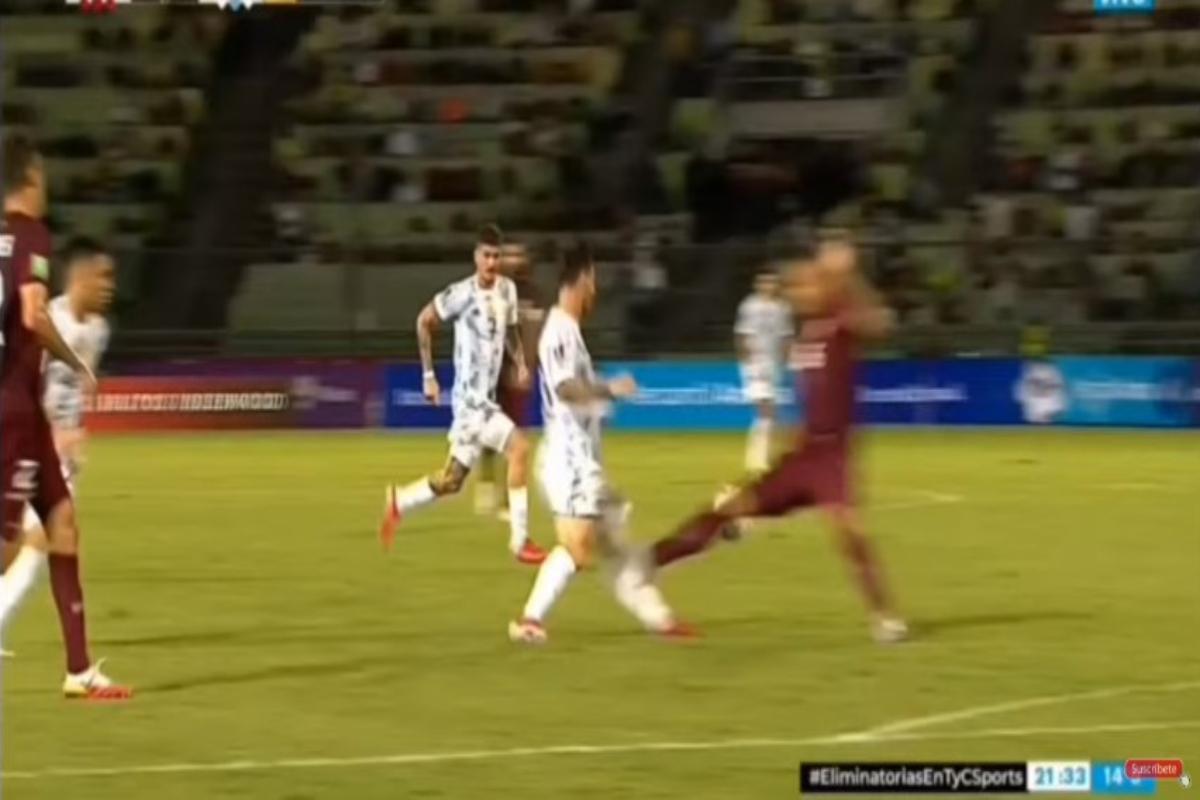 Λιονέλ Μέσι: Το δολοφονικό μαρκάρισμα από τον Μαρτίνες που θα του «τελείωνε» την καριέρα - Γλίτωσε ο Αργεντίνος [βίντεο]