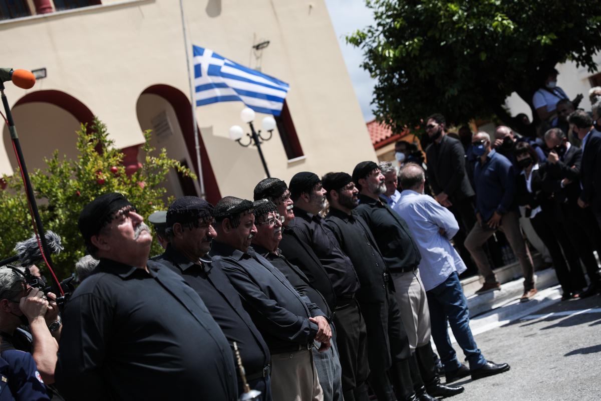 Μίκης Θεοδωράκης: Η πιο συγκινητική στιγμή – Οι βρακοφόροι τραγουδούν το ριζίτικο και αποχαιρετούν τον Μίκη