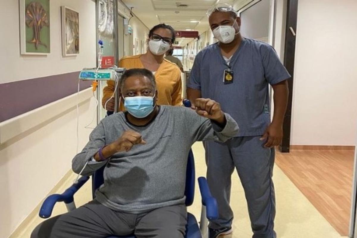 Πελέ: Μήνυμα αισιοδοξίας από τον θρύλο του ποδοσφαίρου – Πήρε εξιτήριο από το νοσοκομείο και περνάει τις γιορτές στο σπίτι του [βίντεο]