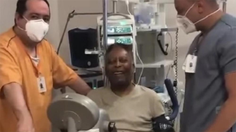 Ο Πελέ αναμένει το εξιτήριο κάνοντας ποδήλατο [βίντεο]