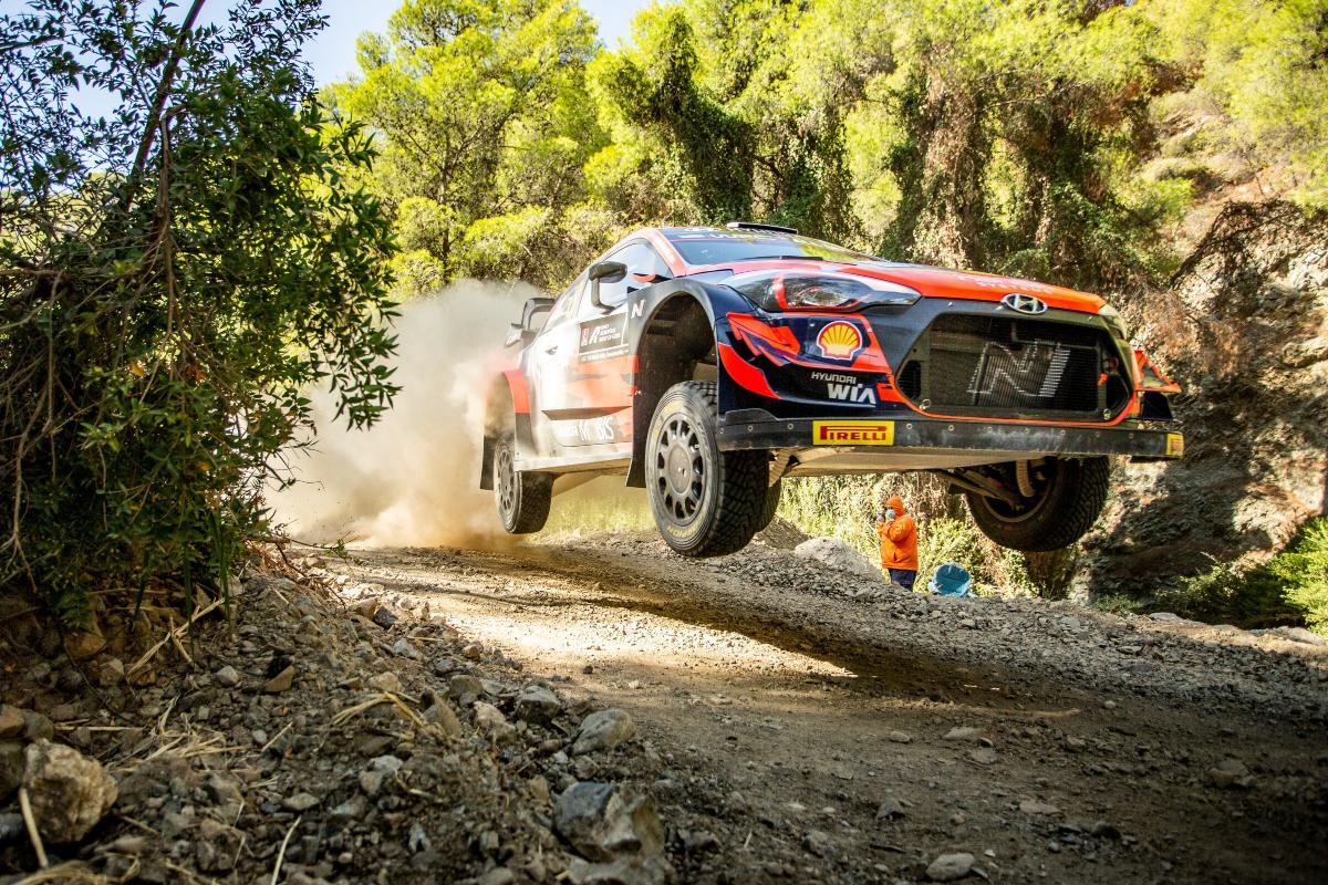 Ράλι Ακρόπολις: Το πανόραμα της πρώτης ημέρας και τα απρόοπτα των έξι ειδικών – Προελαύνει ο Rovanpera, μάχη Ogier με Tanak