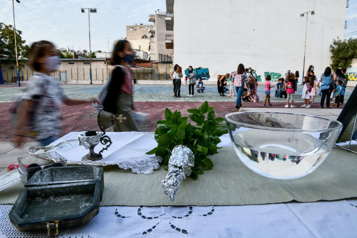 Σχολεία: Χτύπησε το πρώτο κουδούνι - Με μέτρα και βεβαιώσεις ανά χείρας οι μαθητές