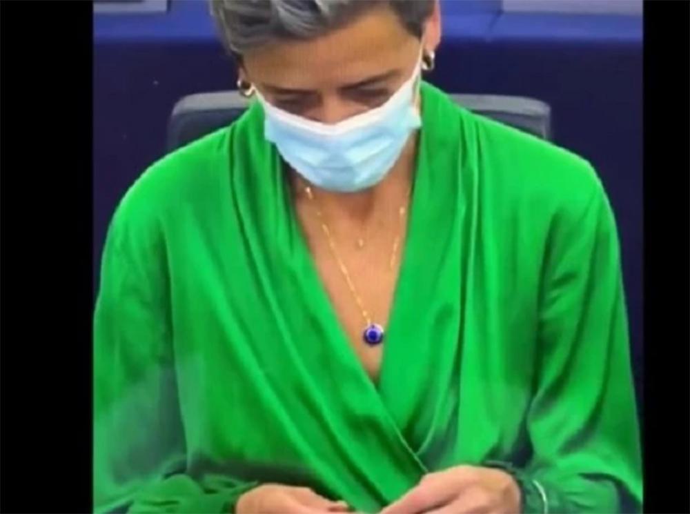 Το’ ρίξε στο πλέξιμο: Viral το βίντεο με την Επίτροπο Βεστάγκερ