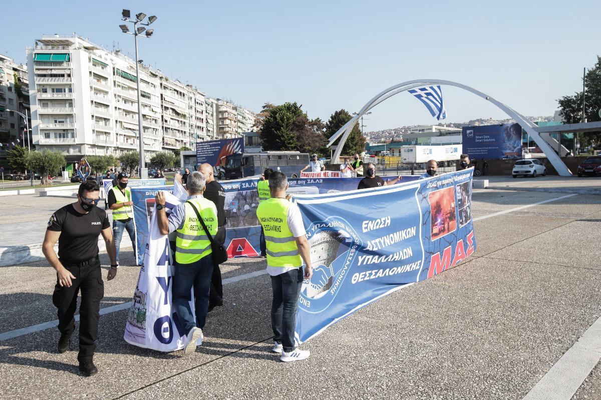 ΔΕΘ 2021: Διαμαρτυρία από αστυνομικούς έξω από την είσοδο – Δείτε εικόνες