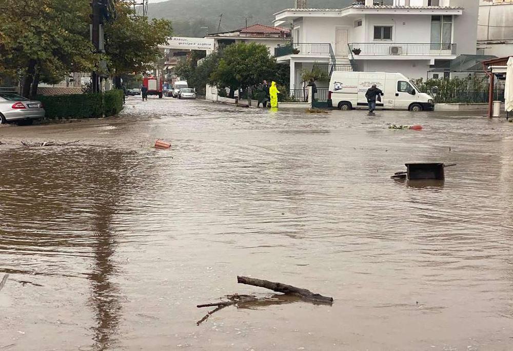 Κακοκαιρία «Μπάλλος»: Προβλήματα στη Βόρεια Ελλάδα – Κλειστοί δρόμοι και δεκάδες απεγκλωβισμοί στη Θεσσαλονίκη