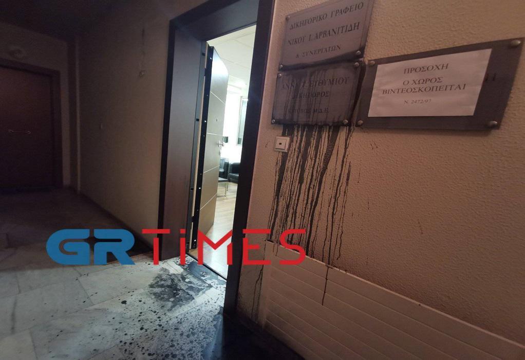 Θεσσαλονίκη: Μπογιές στο γραφείο της Άννας Ευθυμίου – «Θρασύδειλη επίθεση»