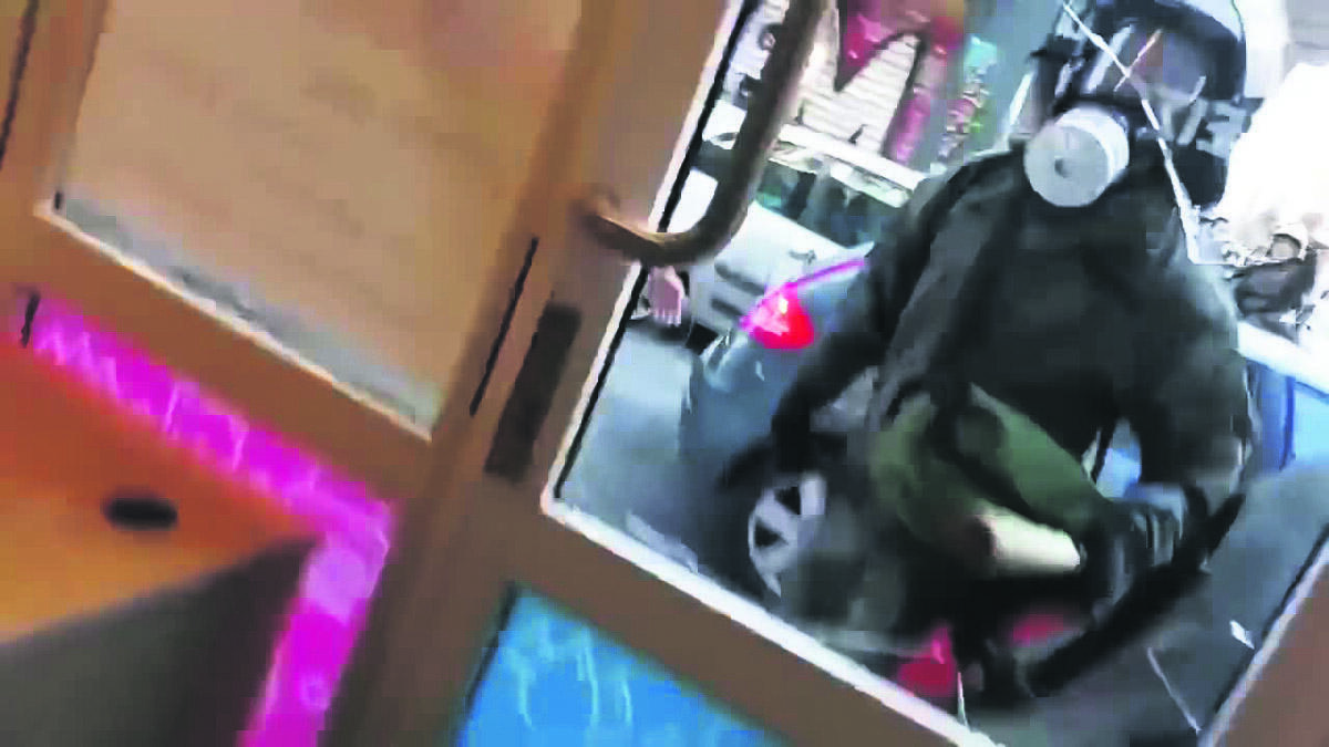 Εισαγγελική έρευνα για τον νταή των ΜΑΤ