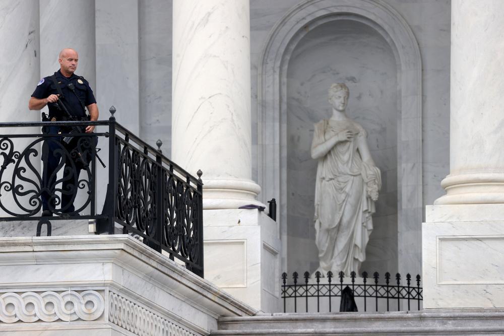 ΗΠΑ: Γυναίκα με μπαστούνι του μπέιζμπολ δάγκωσε τον αστυνομικό έξω από το Καπιτώλιο