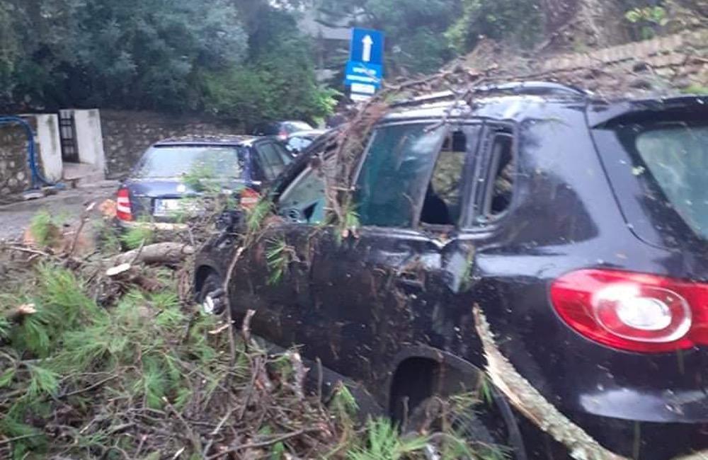 Κέρκυρα: Κατολισθήσεις, πτώσεις δέντρων και ακυρώσεις πτήσεων από την κακοκαιρία