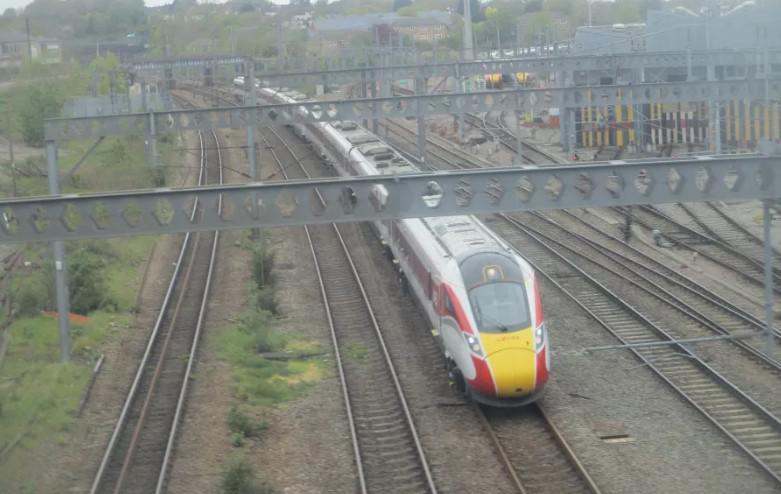 Συναγερμός στην Αγγλία: Σφοδρή σύγκρουση τραίνων - Πληροφορίες για τραυματίες