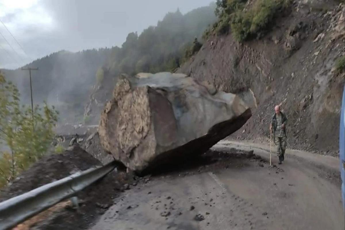 Άγραφα: Έπεσε τεράστιος βράχος κοντά σε σπίτια - Κόπηκε στα δύο ο δρόμος